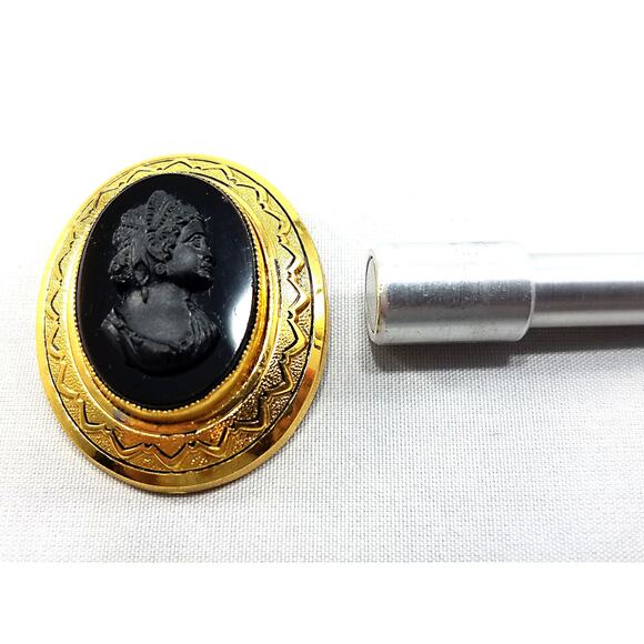 1960s Black Glass Cameo Brooch – Gold Plated Vintage Beauty - Picture 8 of 10